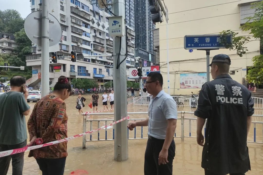 先后组织了4批共37人冒雨参加抗洪抢险工作,胜利路,芙蓉路,东霞社区