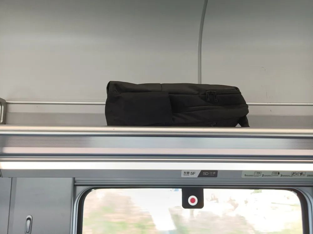 高铁车厢连接处行李架图片