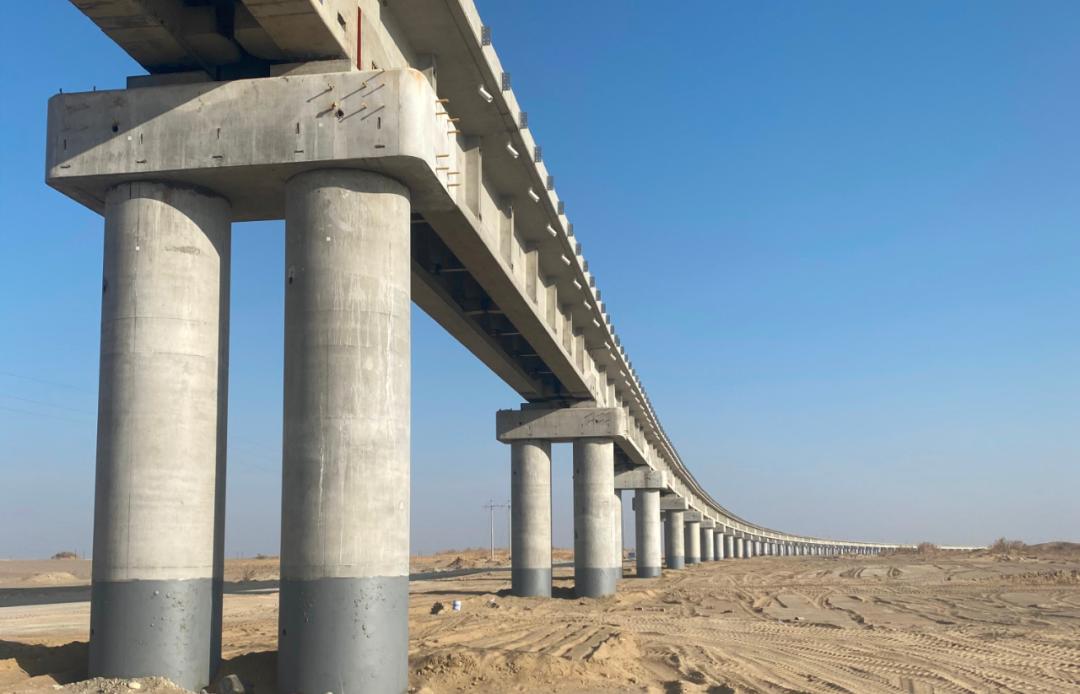 和若铁路开通运营世界首条沙漠铁路环线形成