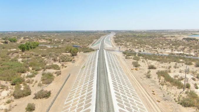 项目部坚持沙漠修铁路,治沙要先行的理念,让风沙防护工程与铁路建设