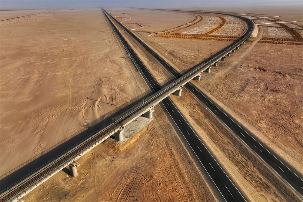 世界首个沙漠铁路环线形成新疆和若铁路今日开通