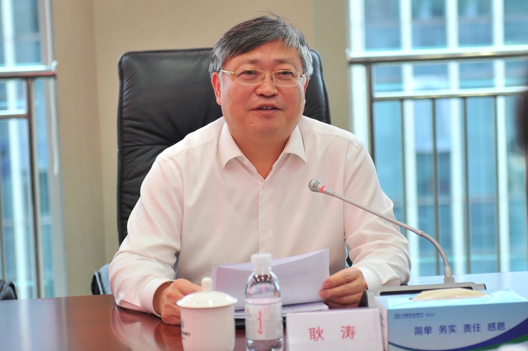 签约仪式上,市民营经济局党组书记杨超围绕中小企业发展和"专精特新"