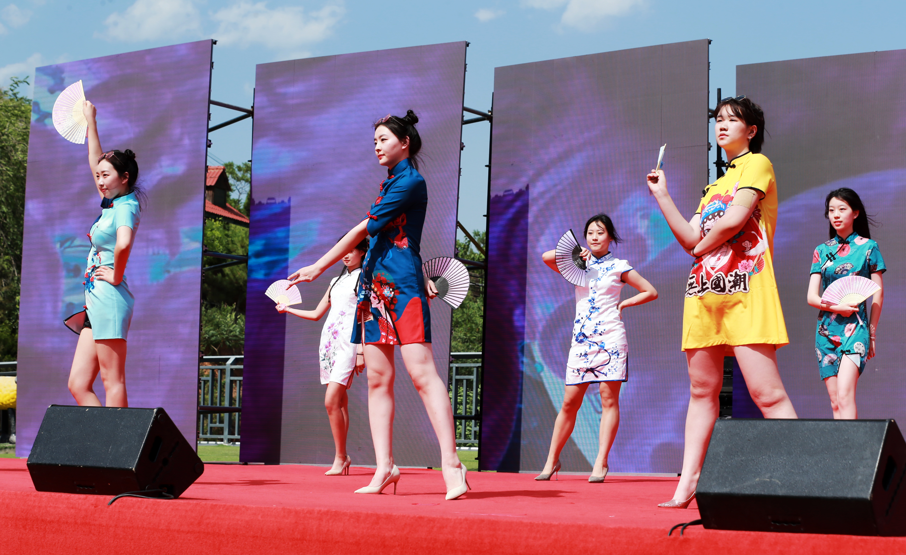 太原东山顶上旗袍秀