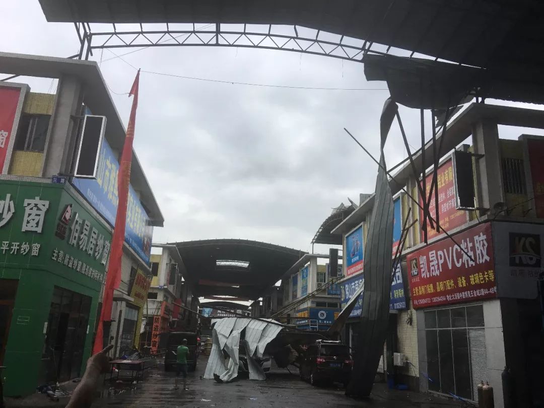 佛山南海：龙卷风掀翻铁皮屋顶 多车受损 两千多户断电-今日一线-荔枝网