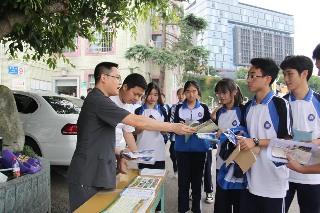 全民禁毒月 携手护未来|内江中院,内江市翔龙中学联合开展禁毒宣传