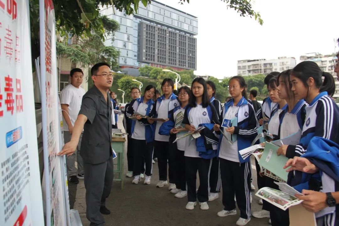 全民禁毒月 携手护未来|内江中院,内江市翔龙中学联合开展禁毒宣传