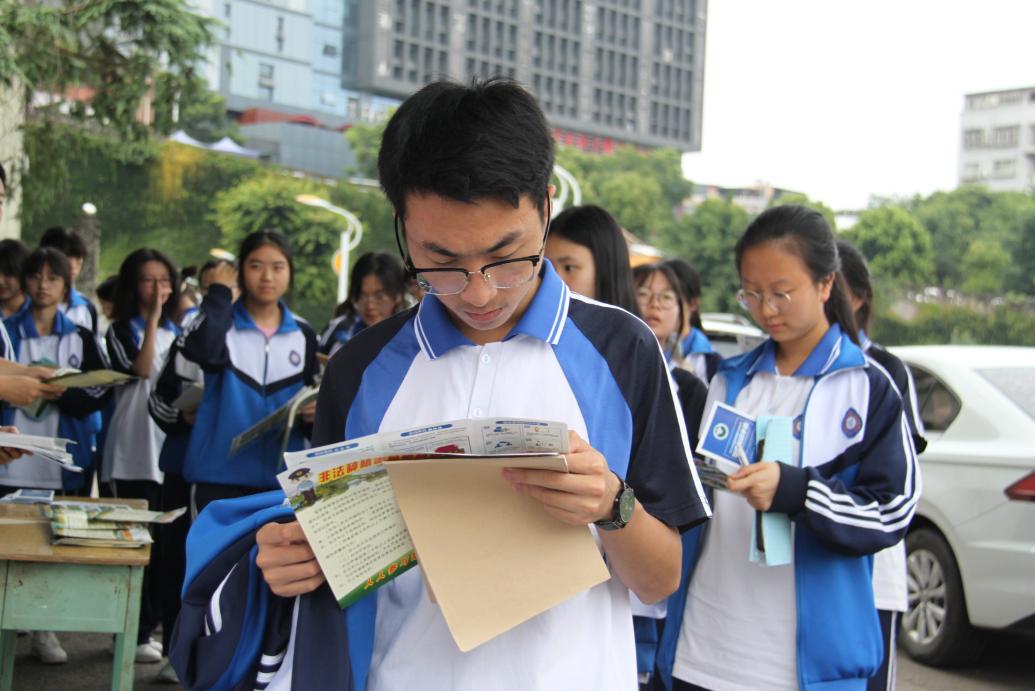 全民禁毒月 携手护未来|内江中院,内江市翔龙中学联合开展禁毒宣传