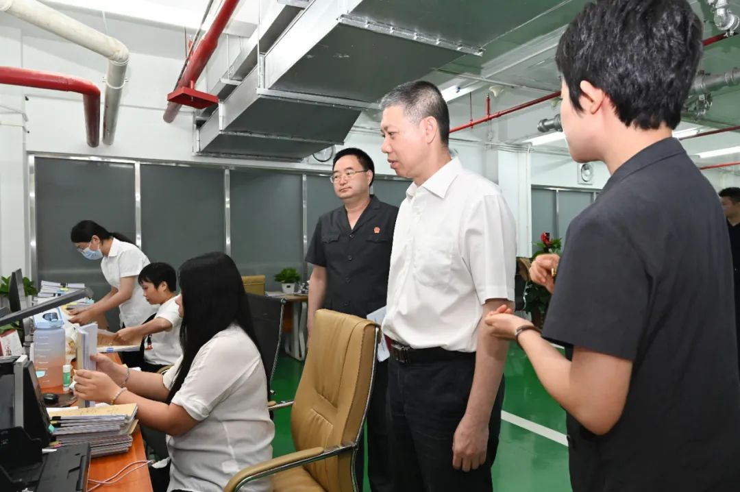 海口市委副书记政法委书记林海宁一行到市中级人民法院调研指导工作