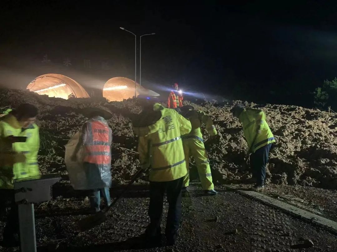 6月16日,受持续强降雨影响,g76厦蓉高速漳州往龙岩方向斗米隧道iii左