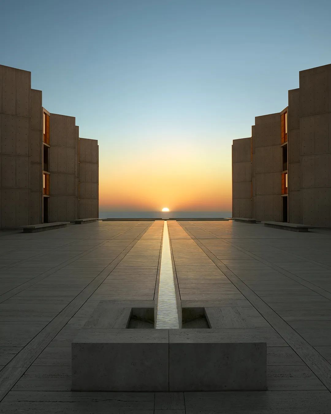 索尔克生物研究所粗野主义混凝土立面结构坐落在太平洋海岸边,用建筑