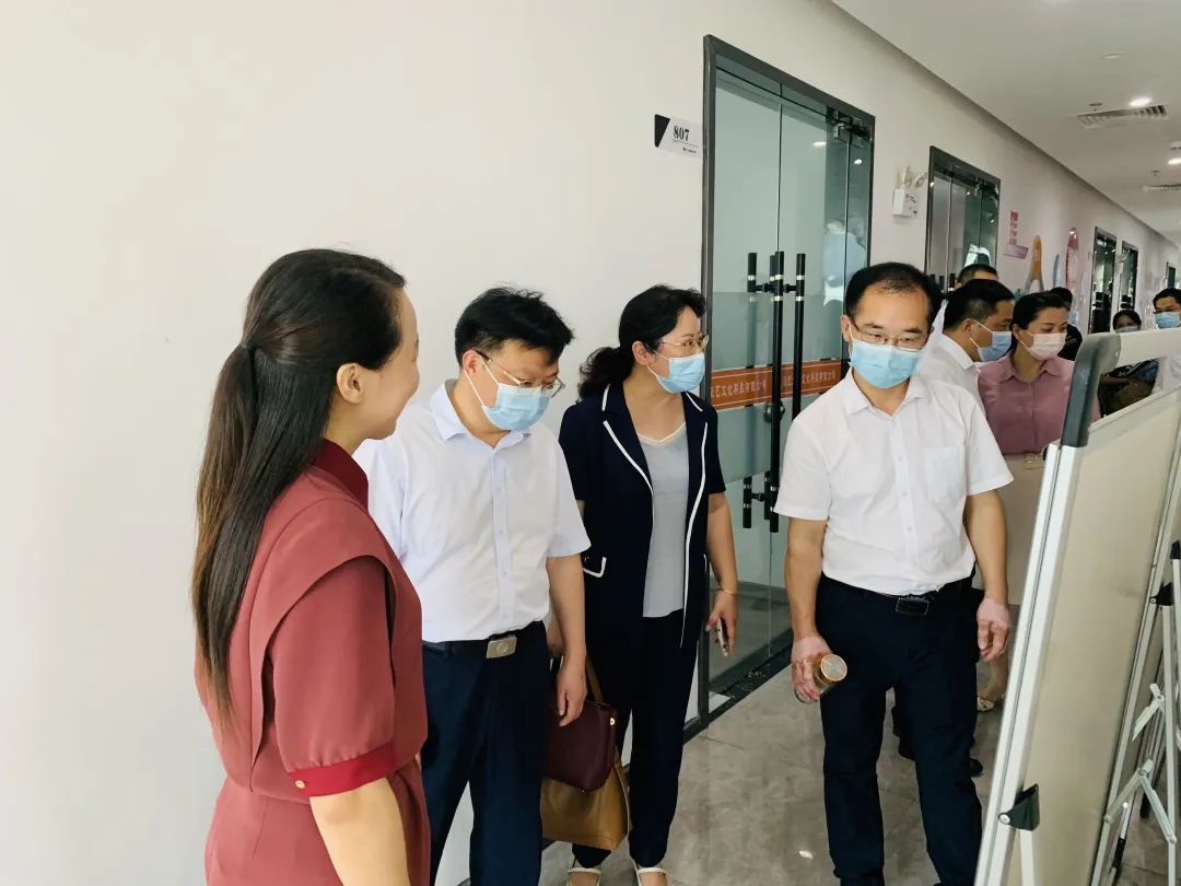 温馨的颁证仪式现场映入眼帘,王国喜主任走到颁证厅前询问登记情况