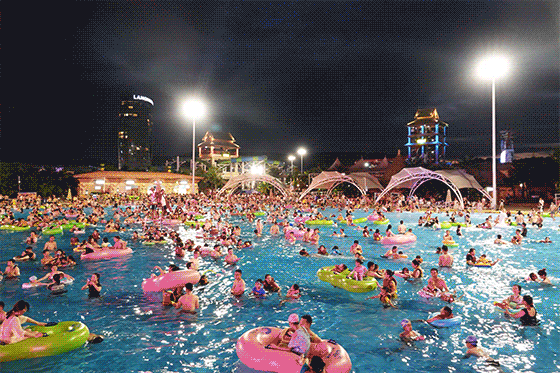 风啸海浪换上泳衣,全身心投入冰凉的水世界专属"头号玩家"的狂欢party