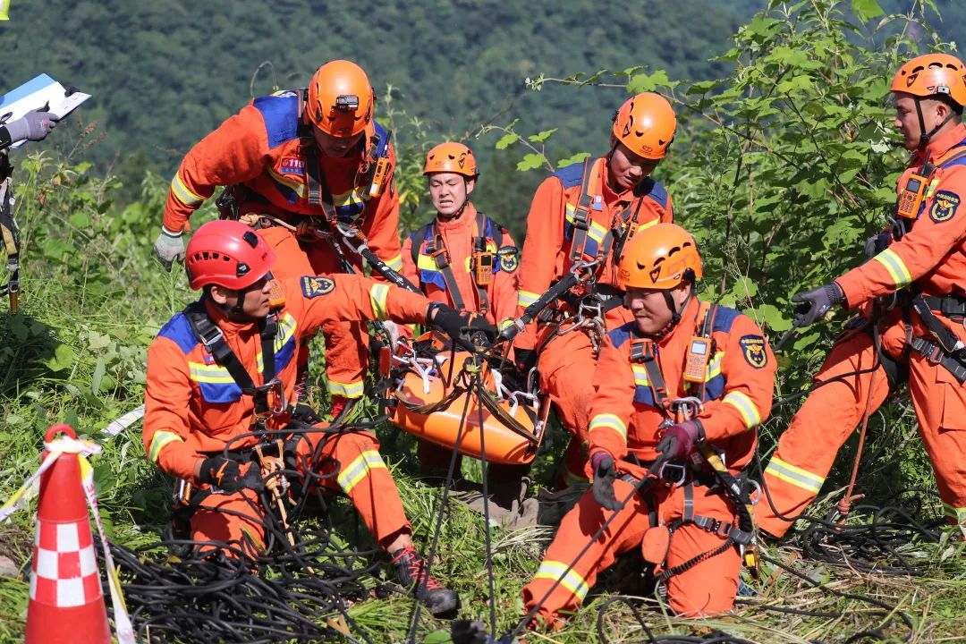 实景实战看山岳救援尖兵的绳操作