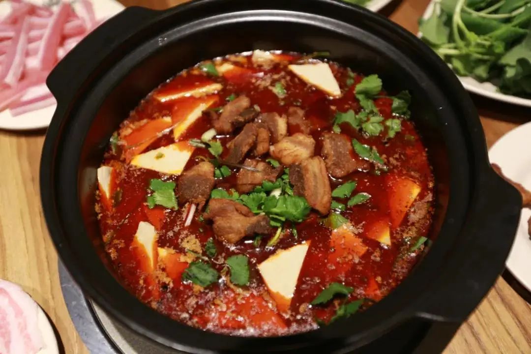 豆干火锅色泽诱人,香气扑鼻,在精心制作的锅底中加入豆干,再放入油渣