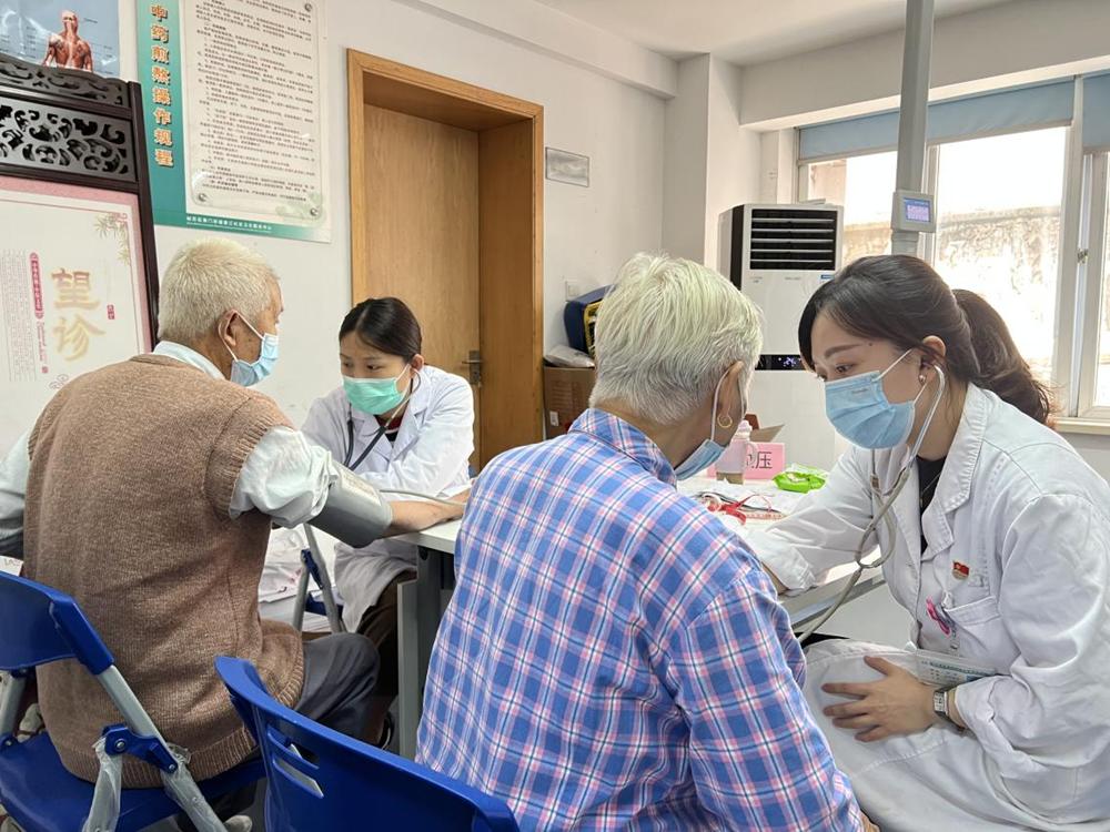 主动放弃体检的老年居民)