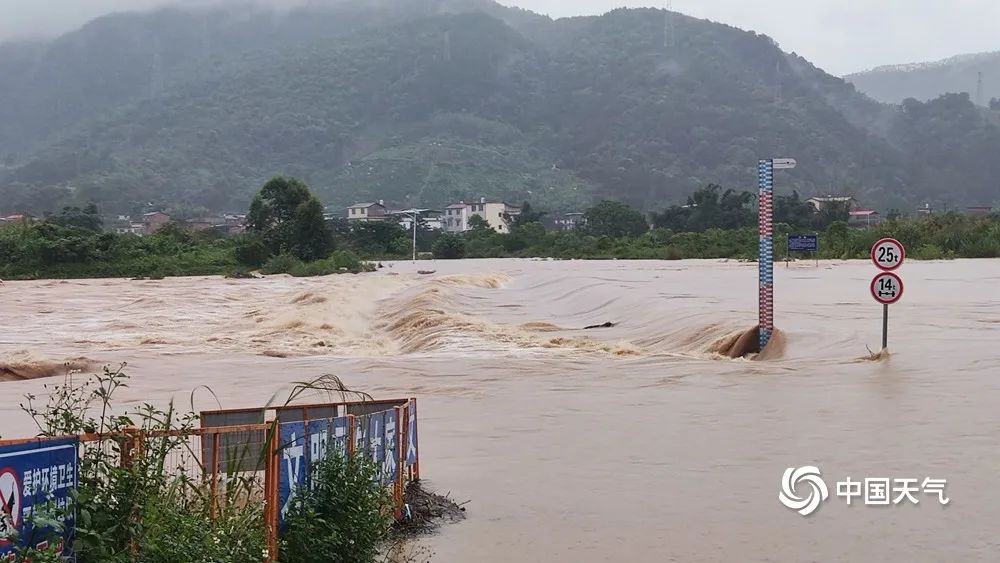 6月9日,北流市新豐鎮大村發生泥石流災害,致7人死亡1人失聯,救援人員