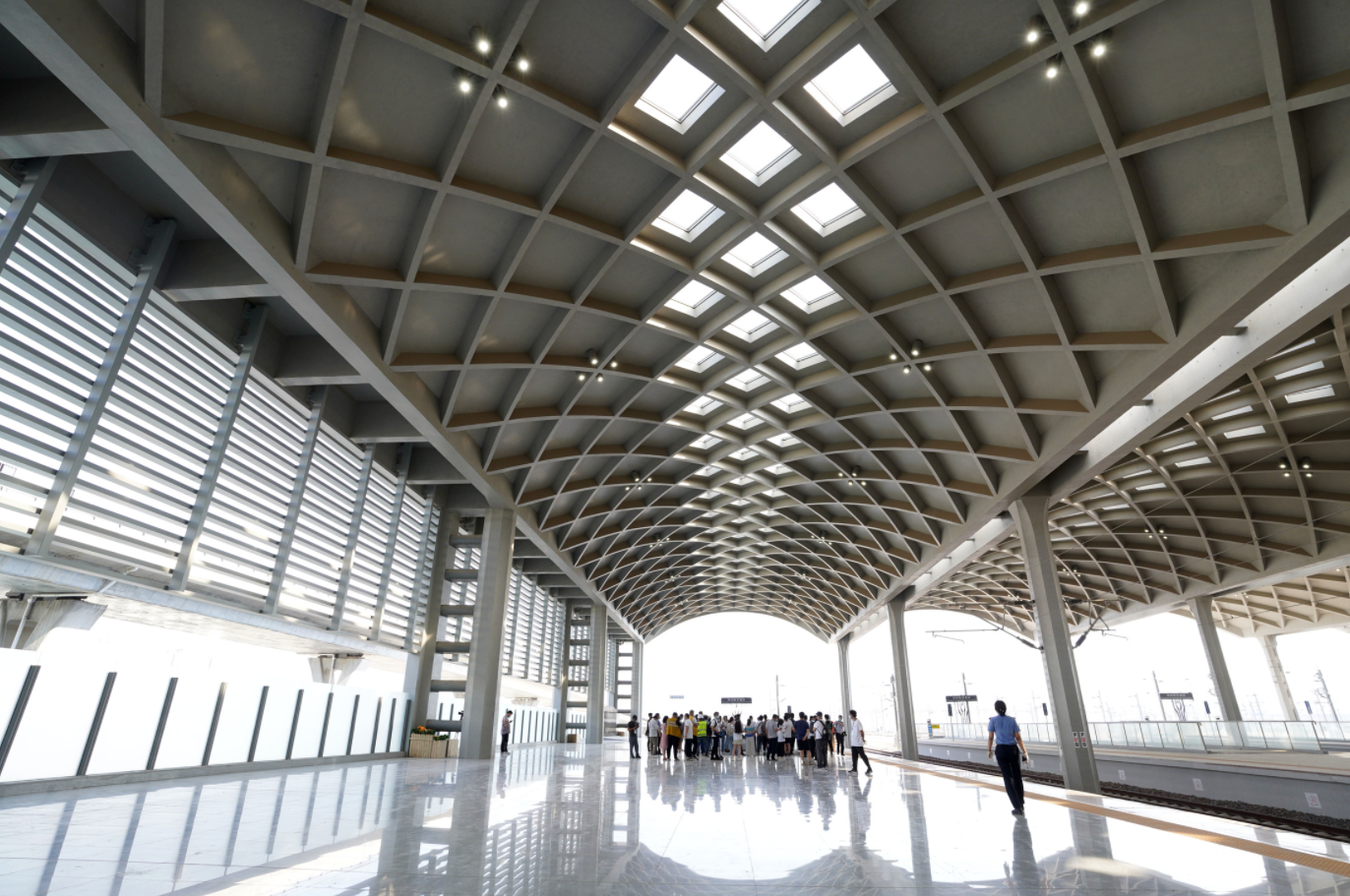 郑州航空港站站房外形设计寓意鹤舞九州,源自车站所在地域新郑市