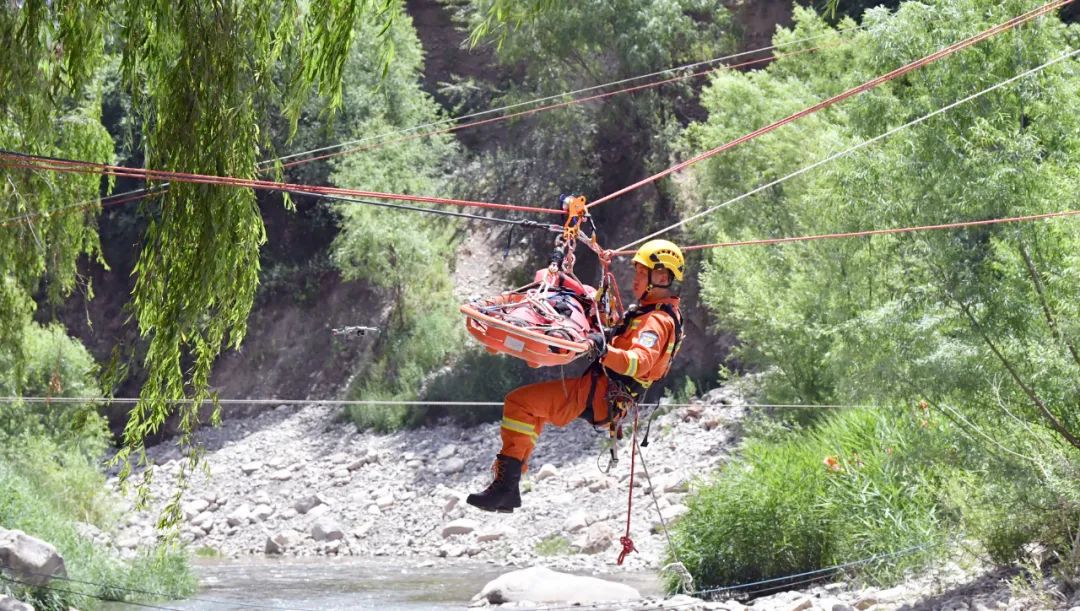 聚焦实战戮力攻坚山西消防用实战标准考核山地救援训练成效