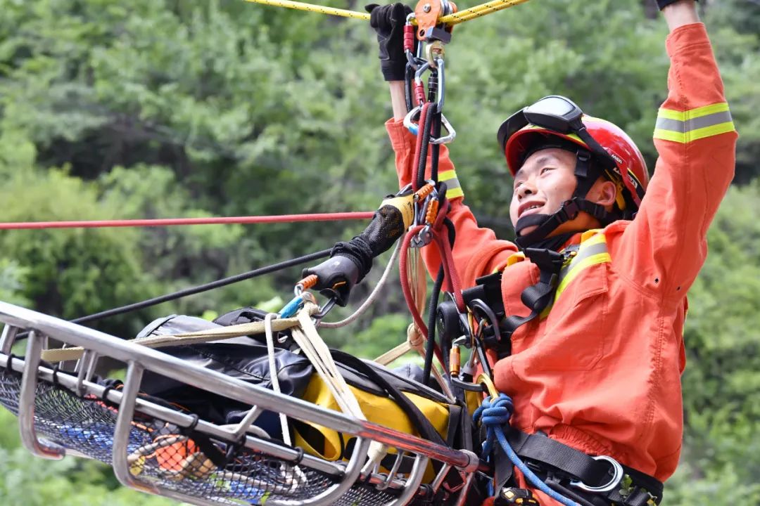聚焦实战戮力攻坚山西消防用实战标准考核山地救援训练成效