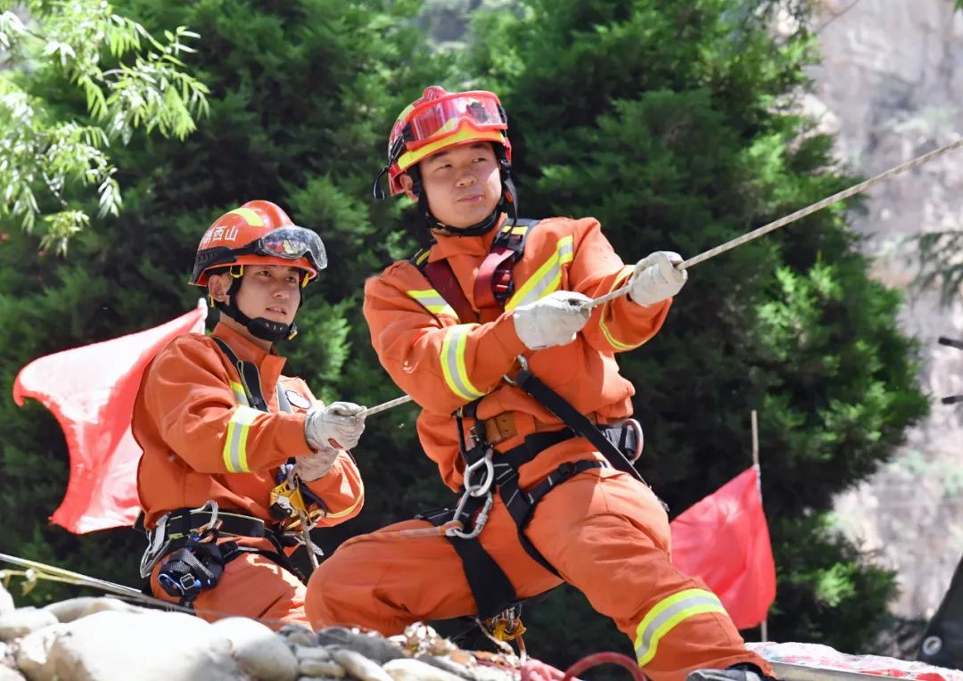 聚焦实战戮力攻坚山西消防用实战标准考核山地救援训练成效