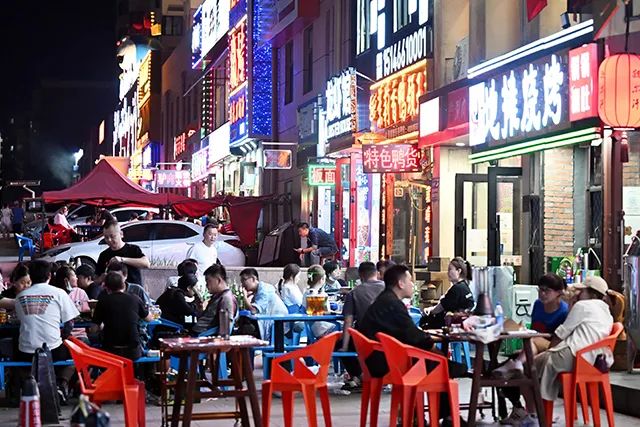 烧烤摊大排档生意红火别惹火