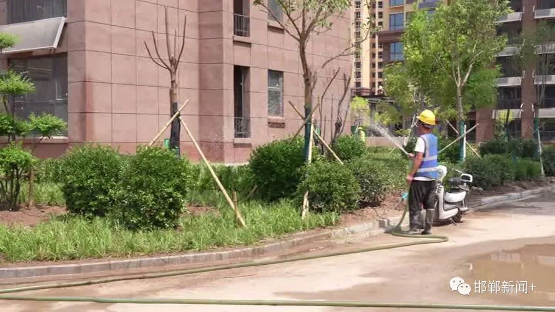 在磁县中岳虹桥嘉园项目施工现场记者看到,每位进场施工的人员,都会