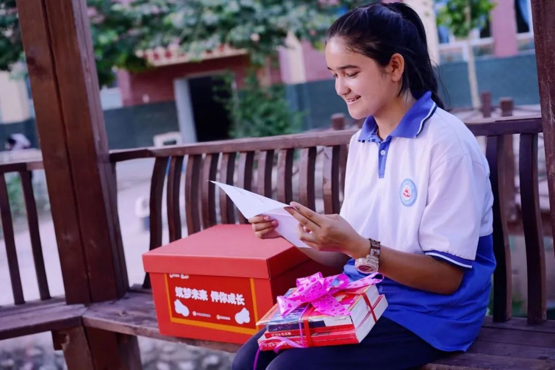 关爱女童成长呵护春蕾绽放全国妇联在莎车县开展慰问春蕾女童活动