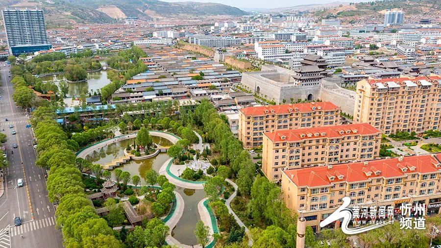 大美山西航拍六月岢岚一城山水满城绿