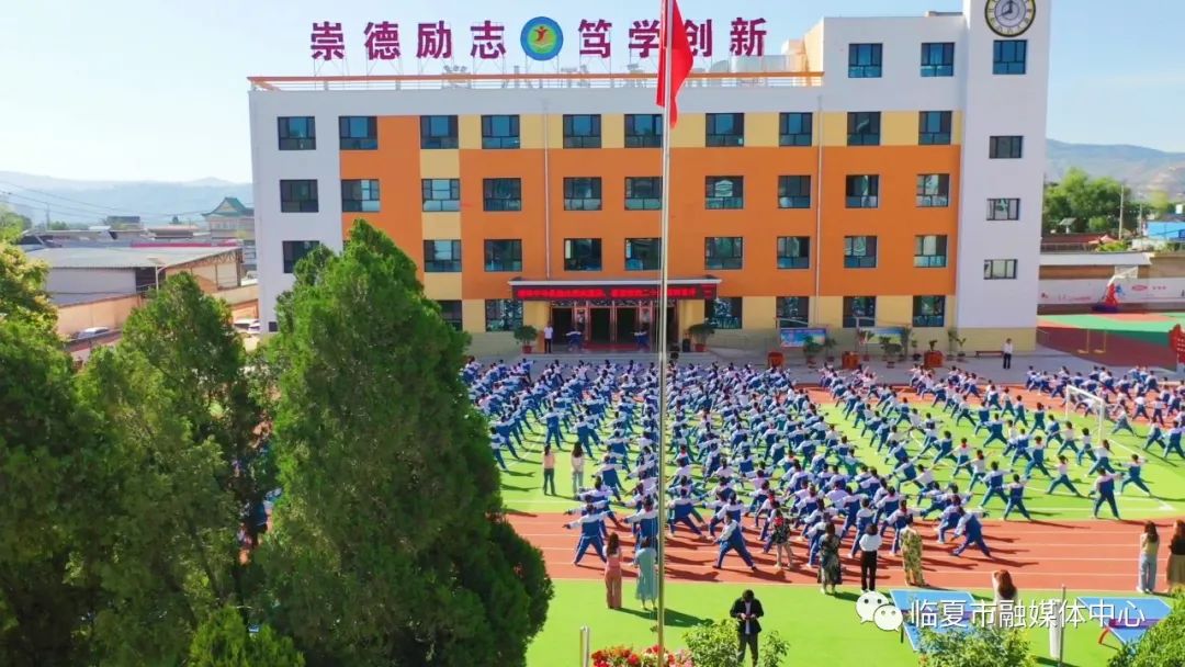 当记者来到临夏市城郊镇永红小学时,各类社团活动正在如火如荼地开展.