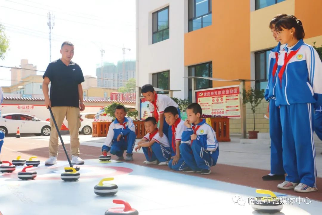 当记者来到临夏市城郊镇永红小学时,各类社团活动正在如火如荼地开展.