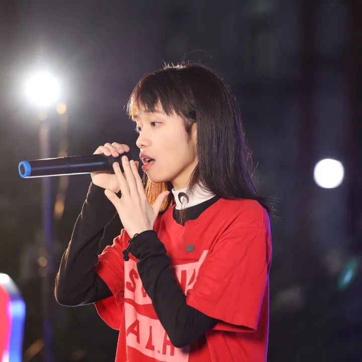 "在学生民乐团万彦君同学的琵琶声和谭青璇同学的歌声中,我们兑现