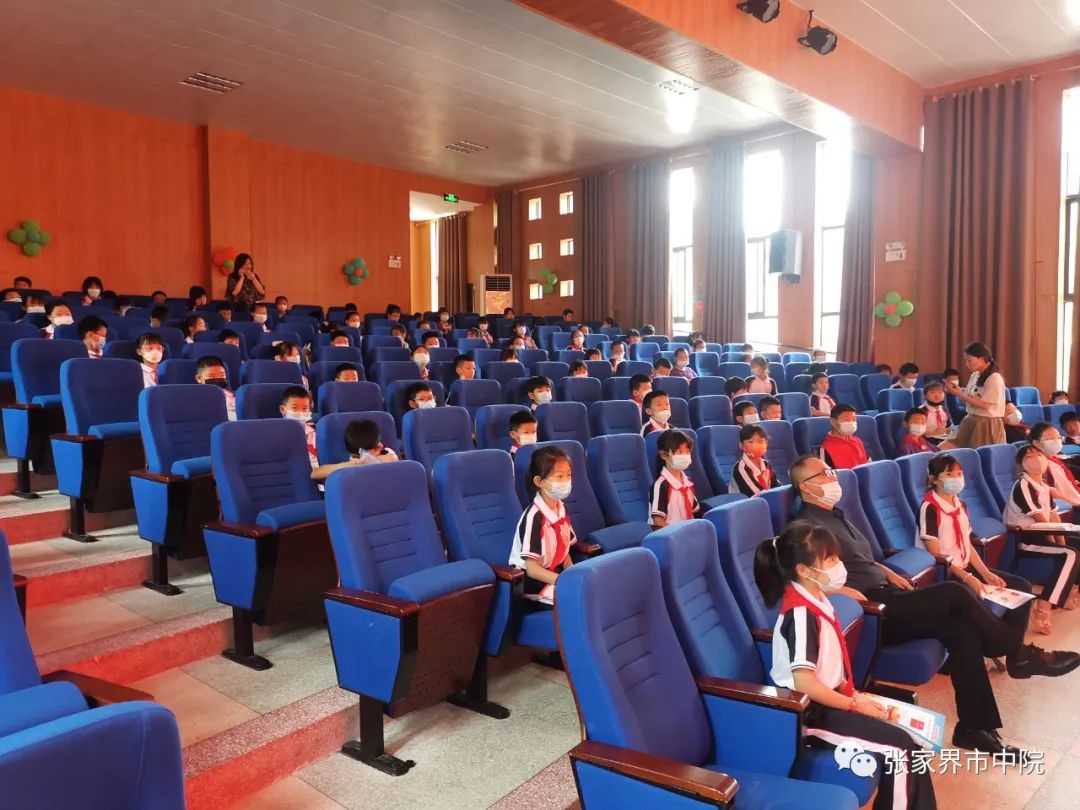 为了小朋友们张家界中院干警来到大庸小学敦谊小学