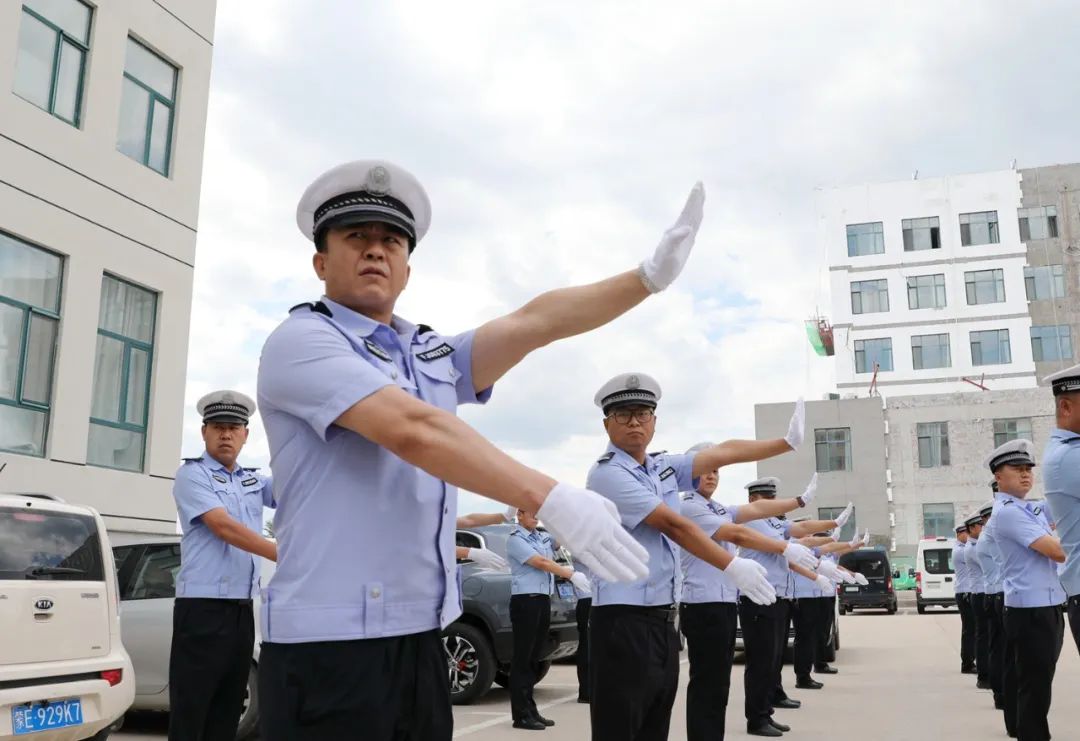 百日大练兵扎兰屯市公安局交通管理大队组织市区中队民警辅警进行交通