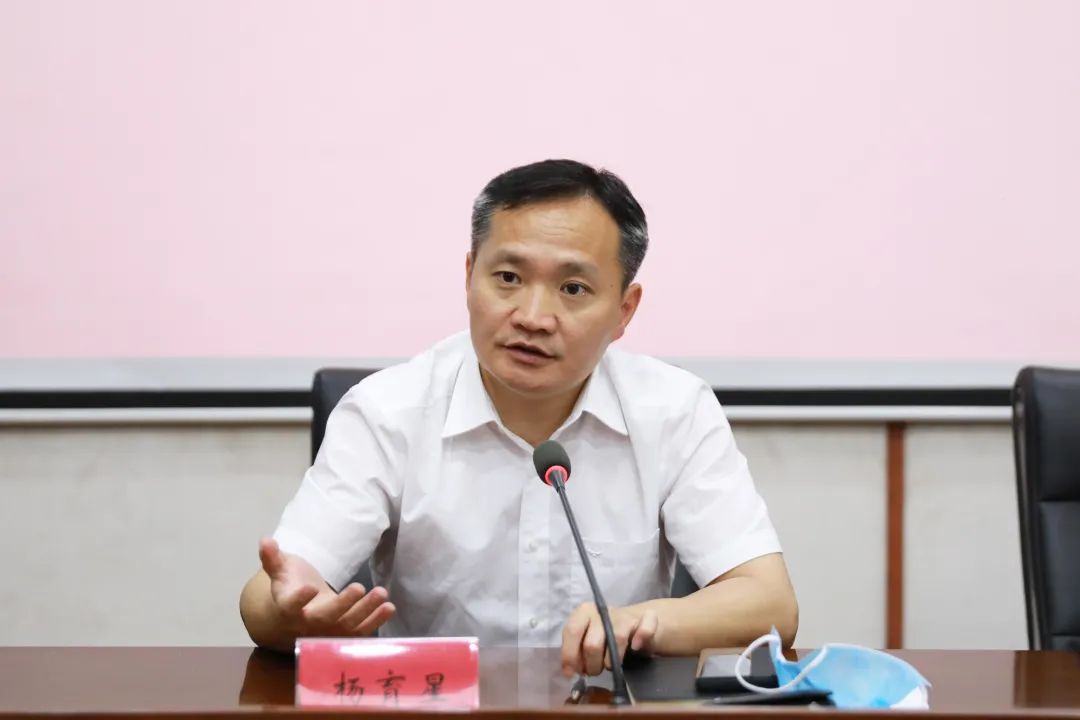 区委副书记,区长杨育星主持会议,区委常委,常务副区长胡建光,副区长毛