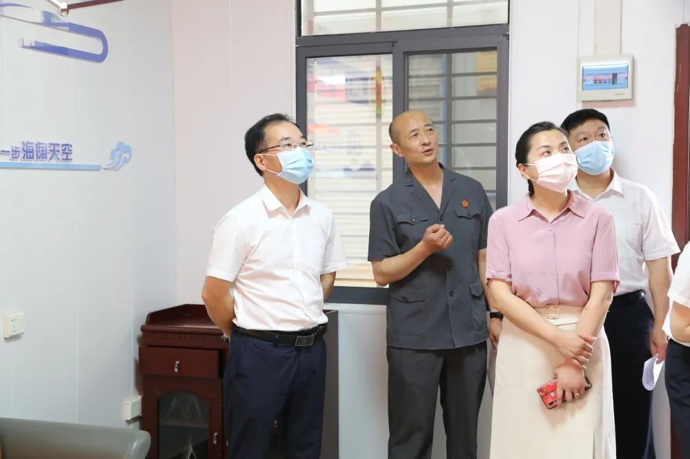 王国喜一行先后参观了漕河法庭诉讼服务中心,家事调解室,家事审判法庭