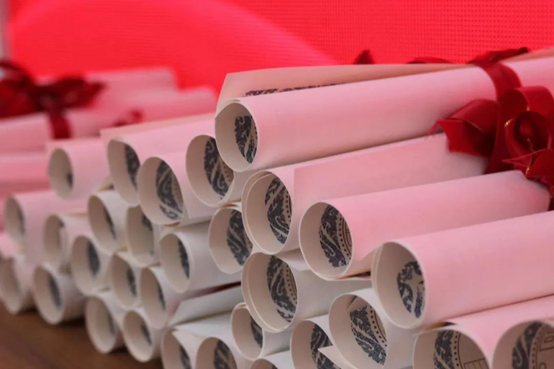 姓名学号还将启动电子版毕业卷轴以及校长寄语,师生发言等环节典礼上