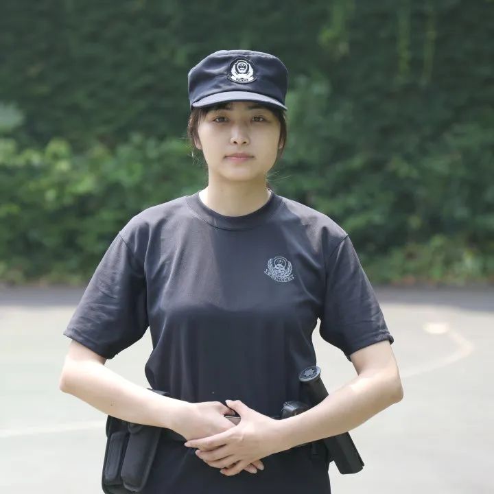 汗水浸衣襟法警厉精兵