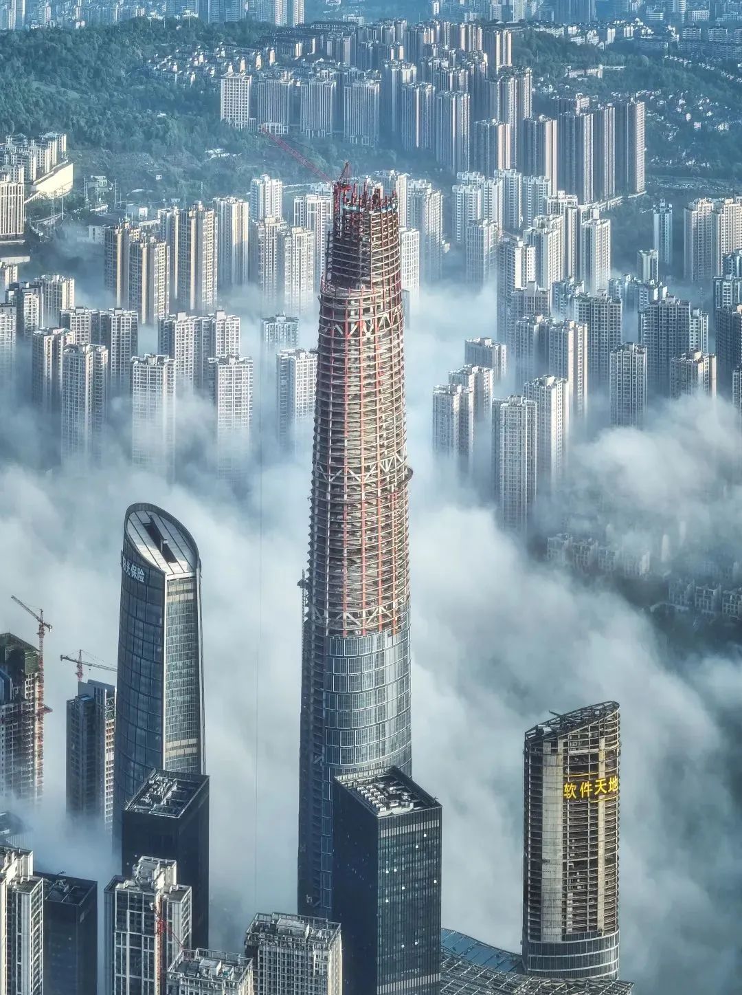 重磅458米重庆第一高楼封顶中建三局刷新山城天际线
