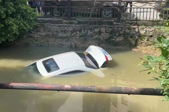 6年驾龄老司机翻车新车秒变事故车这个行为你可能也有