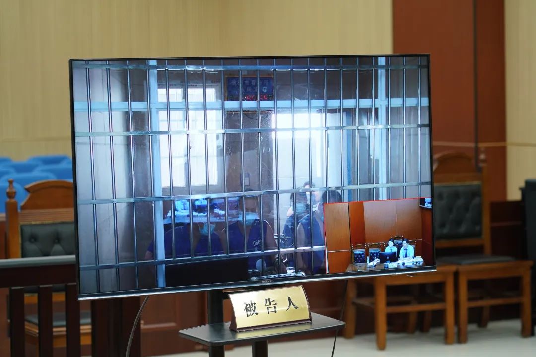 强奸罪贩卖毒品罪潢川法院开庭审理一起13人涉恶案件