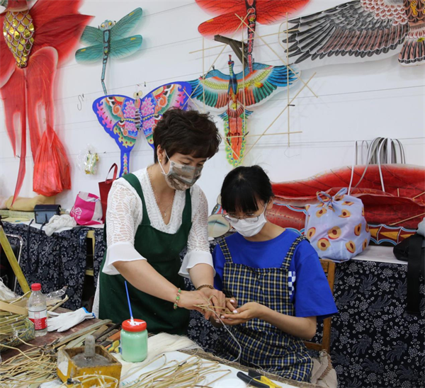 90后大学生学习扎纸风筝&nbsp