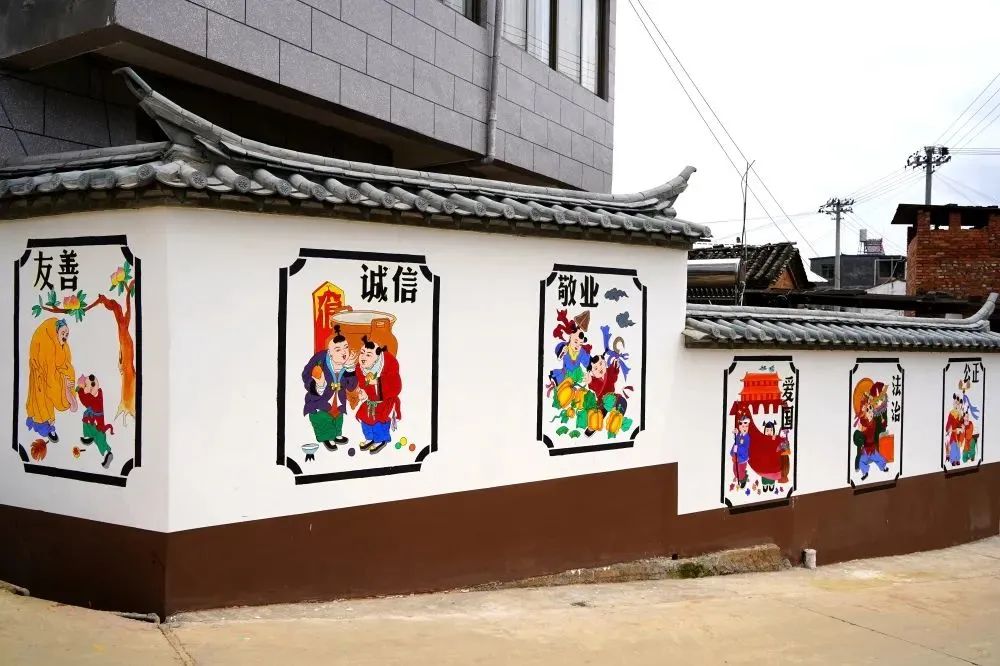 除此之外,大坟村的墙面上还有创意墙绘,一墙一风景,一墙一