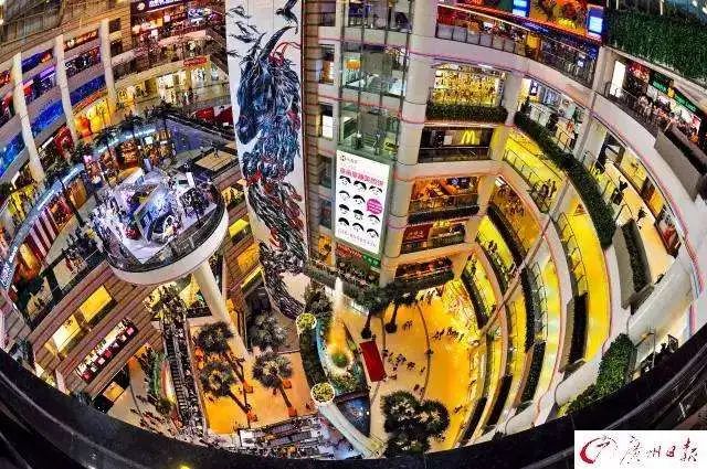 旅游,文化,与城市中心的旅游目的地超大型购物中心,家庭时尚体验中心