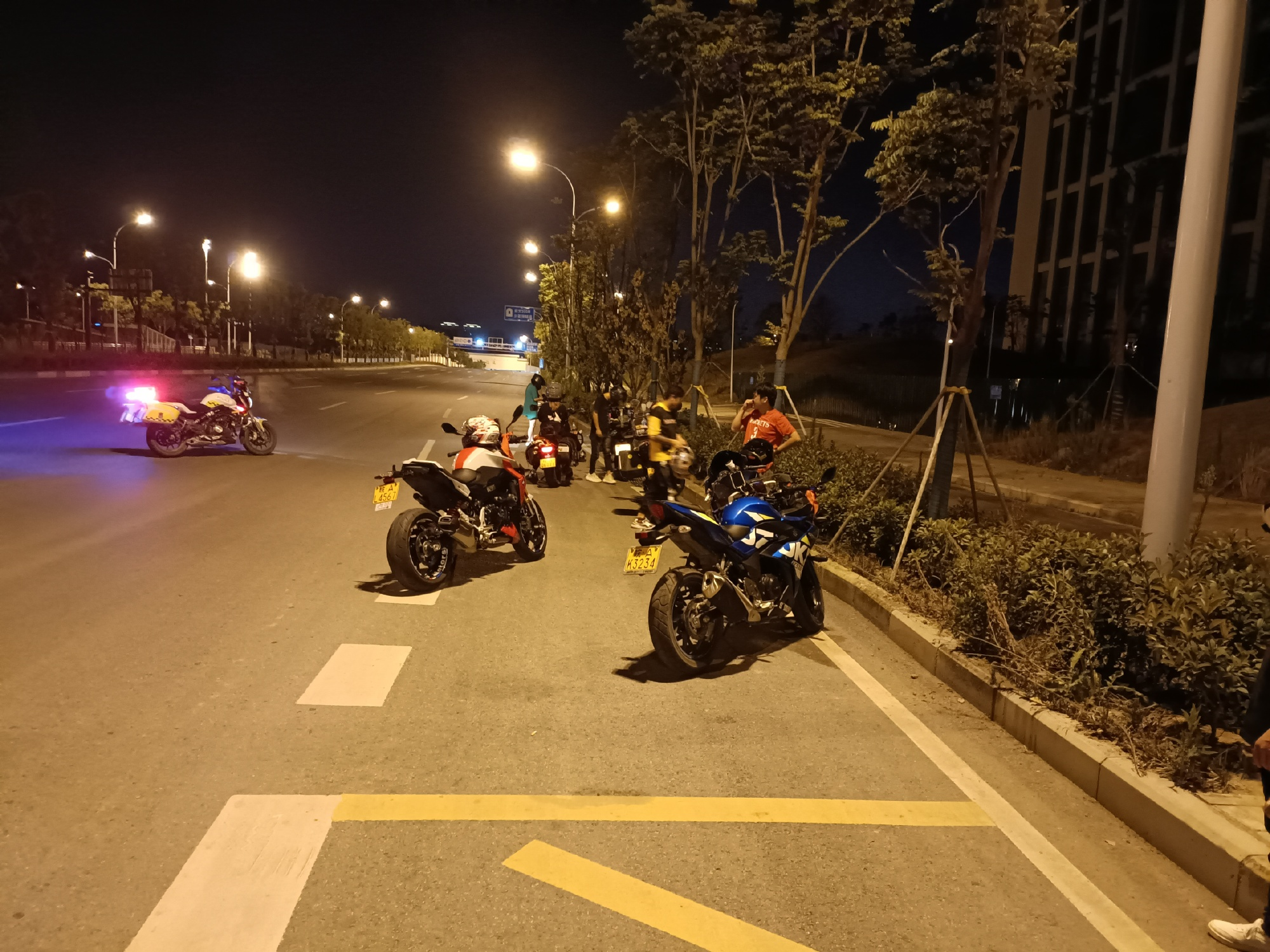 近日,@合肥交警 新站大队加强辖区高教基地夜间巡逻力度,严查摩托车