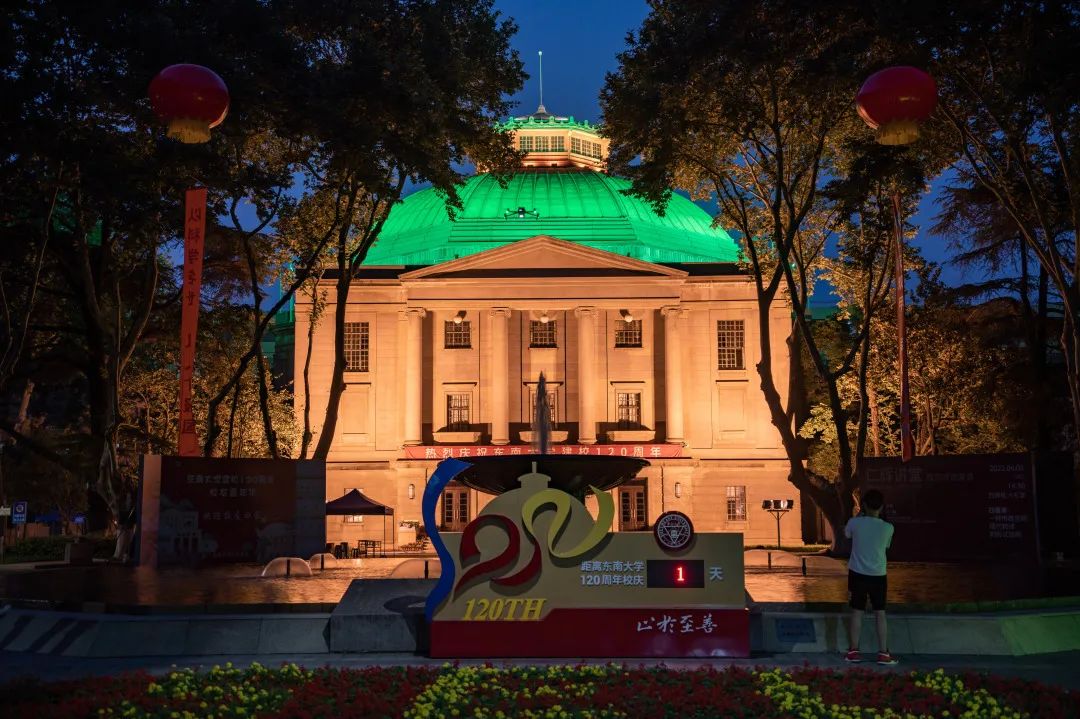 大礼堂一抹暖黄 消融奔波的风尘它栖于夜幕之中暮色四合无数旅程从