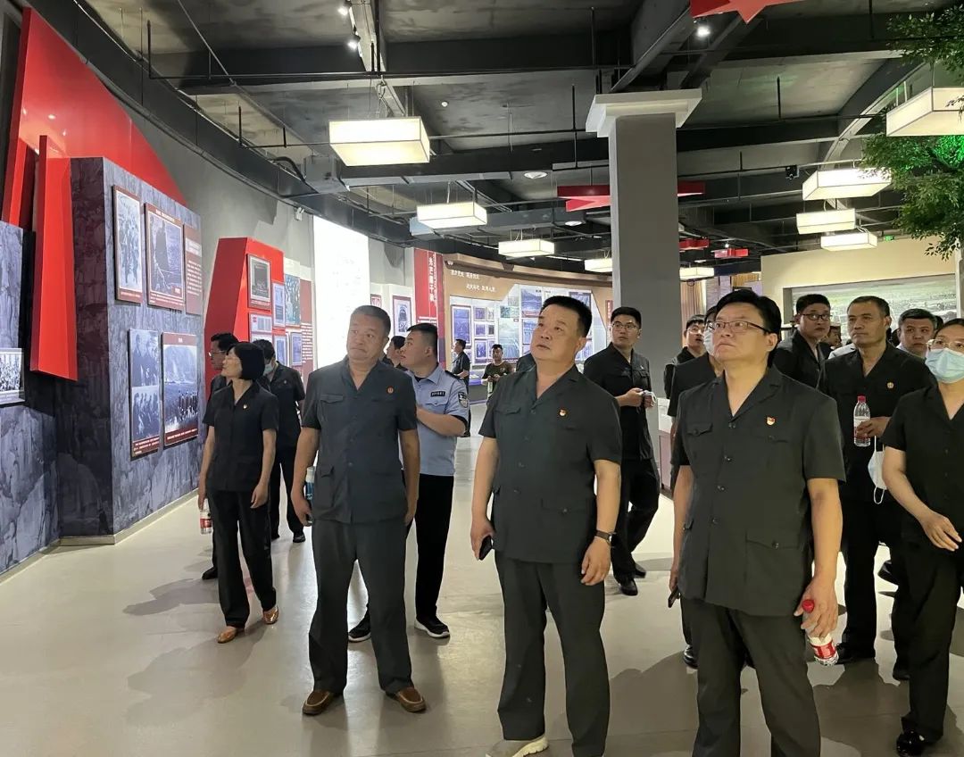 两个确立主题教育我院组织干警赴厉家寨展馆开展红色教育