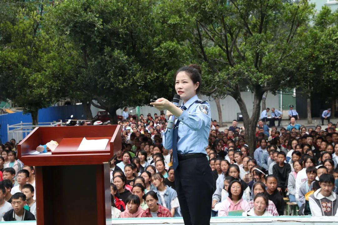 一堂課攀西監獄黨委委員,副監獄長馬聯江與西昌市綠蔭學校校長王榮惠