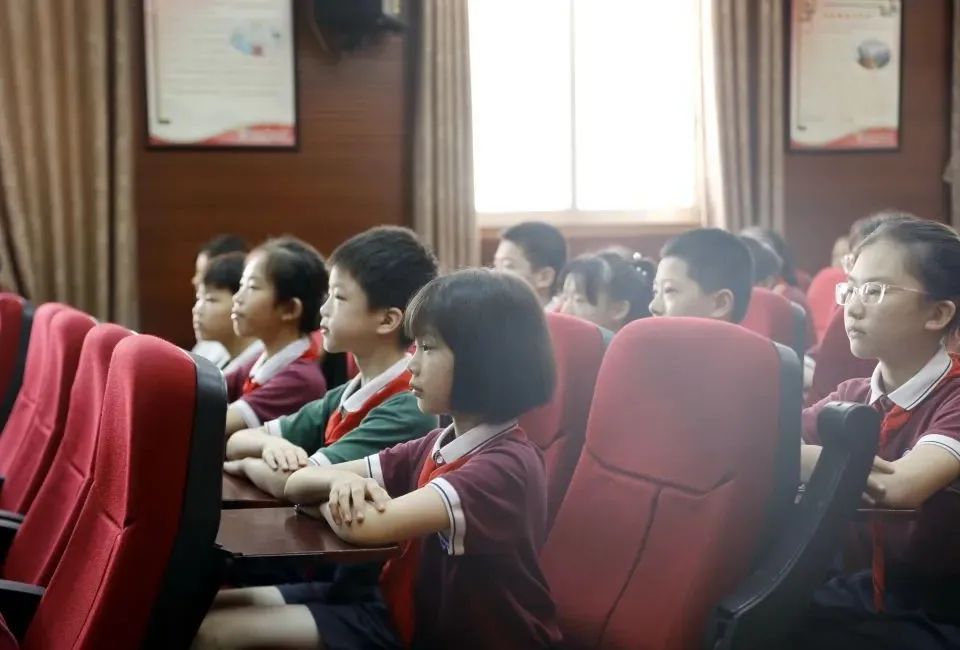 胡俊峰到百花洲小学为学生上思政课