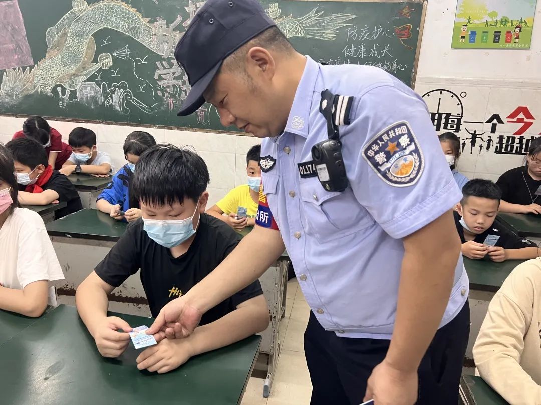 6月22日,民警分別走進八一嘉實希望小學,紅星小學,揚子洲學校,滕州