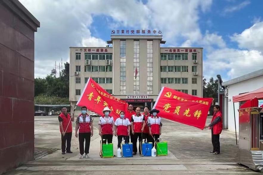 迅速集結多名幹警組成一支清潔消殺隊伍,到掛點西聯鎮甘棠村開展環境